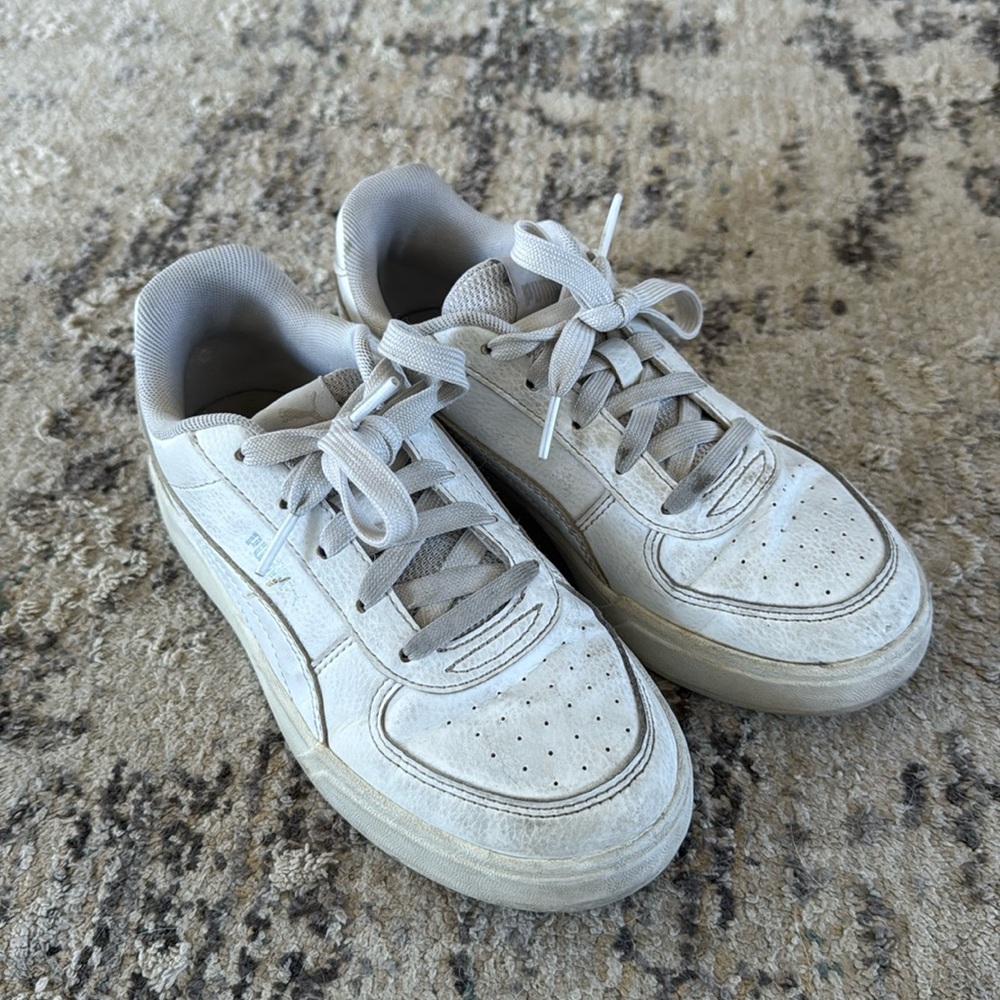 Girls Youth size 2 Leather Adidas